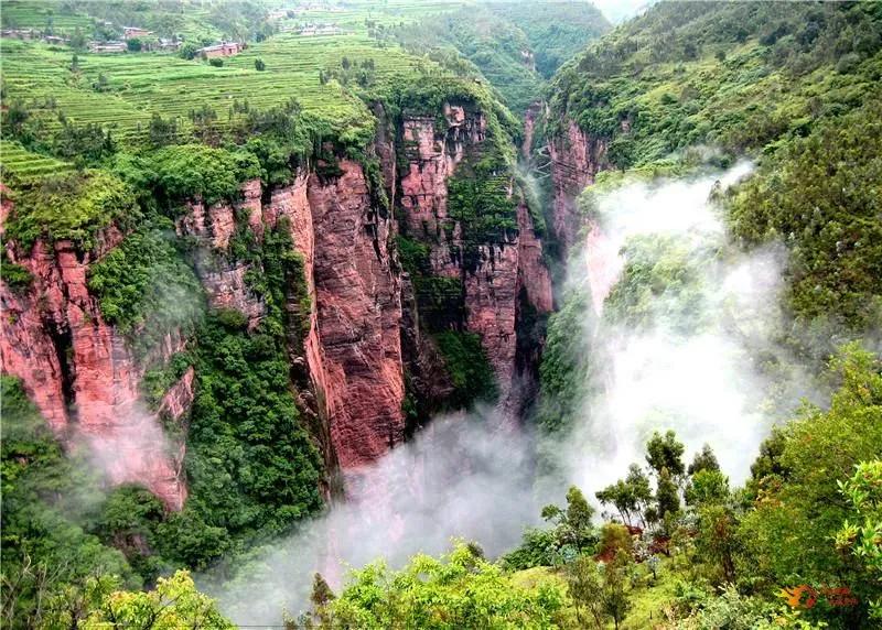 云南昆明楚雄企业徒步团建露营之旅推荐：楚雄武定插甸乡水城村+武定己衣大裂谷徒步之旅