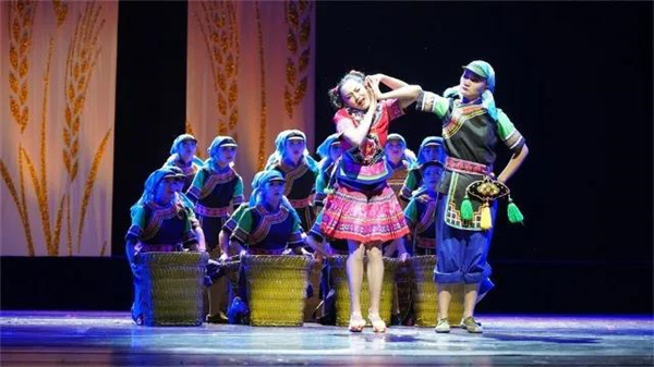 实验性彝族舞剧《马缨花·红》在彝州大剧院展演