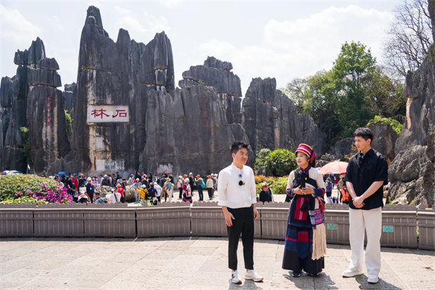 云南旅游,云南旅行社,云南团建公司,云南策划公司,云南会议执行,昆明旅游,昆明旅行社,昆明团建公司,昆明会议公司,昆明策划公司：董宇辉来昆明石林啦！“在云南，万物与我皆自由”