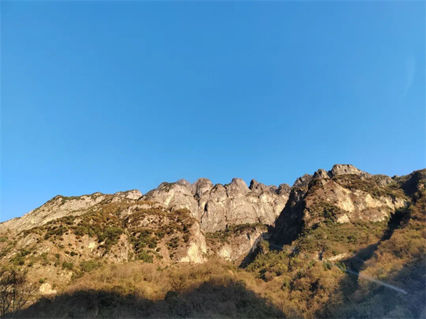 昆明旅游：牯牛山李子沟村，除了开花洋芋，还有壮美夕阳下……